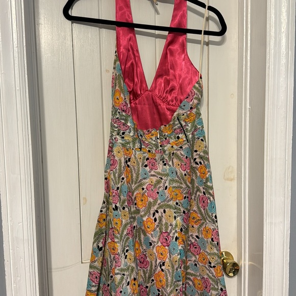 Short halter dress with beaded embellishments - Picture 3 of 10